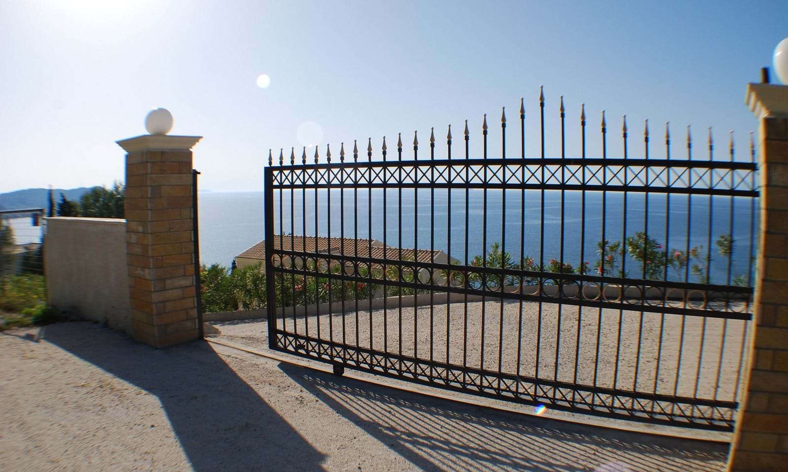 Listing photograph 18 of 19 of the house in Agios Ioannis, published by Corfu Home Finders.