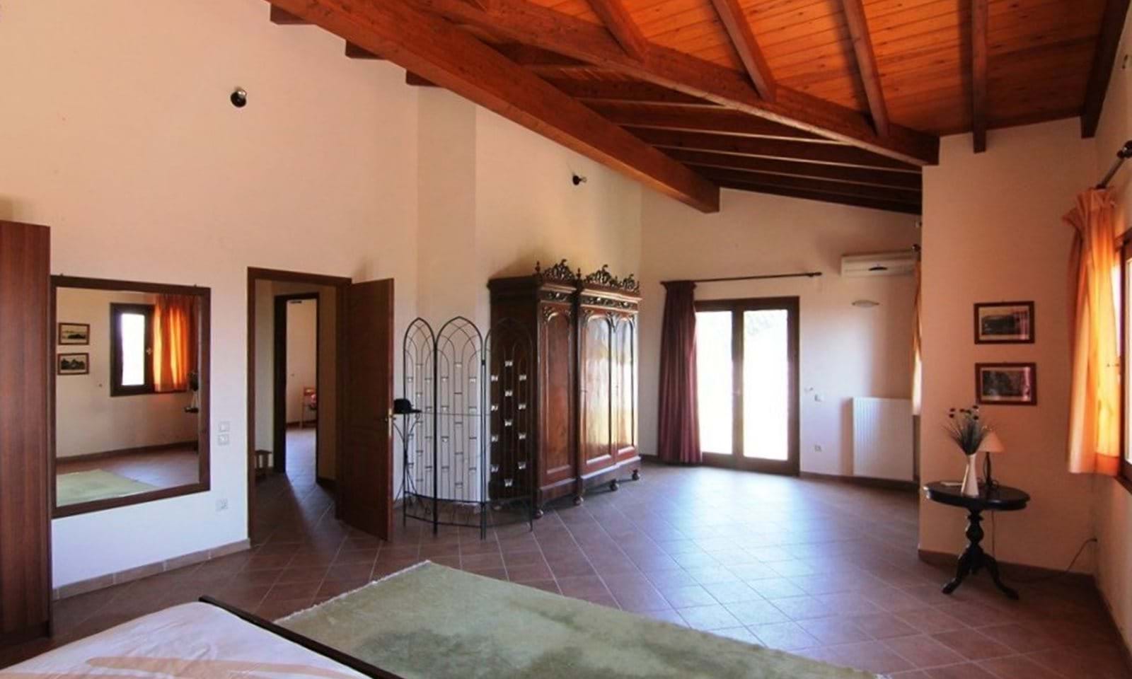 Listing photograph 17 of 19 of the house in Kato Korakiana, published by Corfu Home Finders.