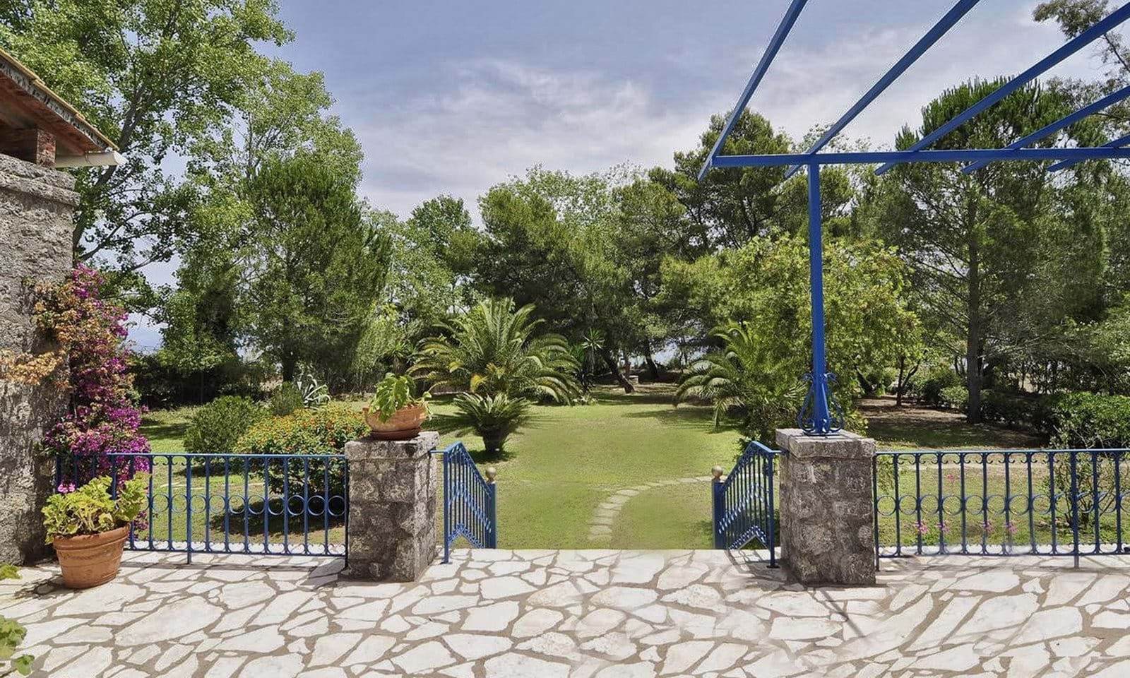 Listing photograph 18 of 21 of the house in Lefkimmi, published by Corfu Home Finders.