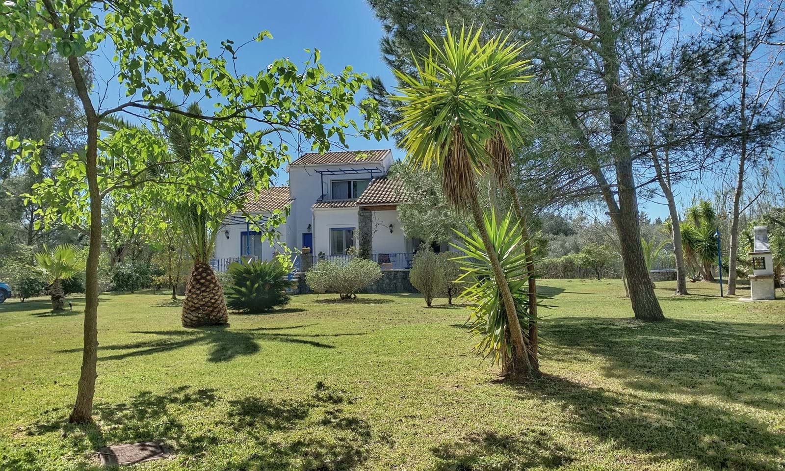 Listing photograph 19 of 21 of the house in Lefkimmi, published by Corfu Home Finders.