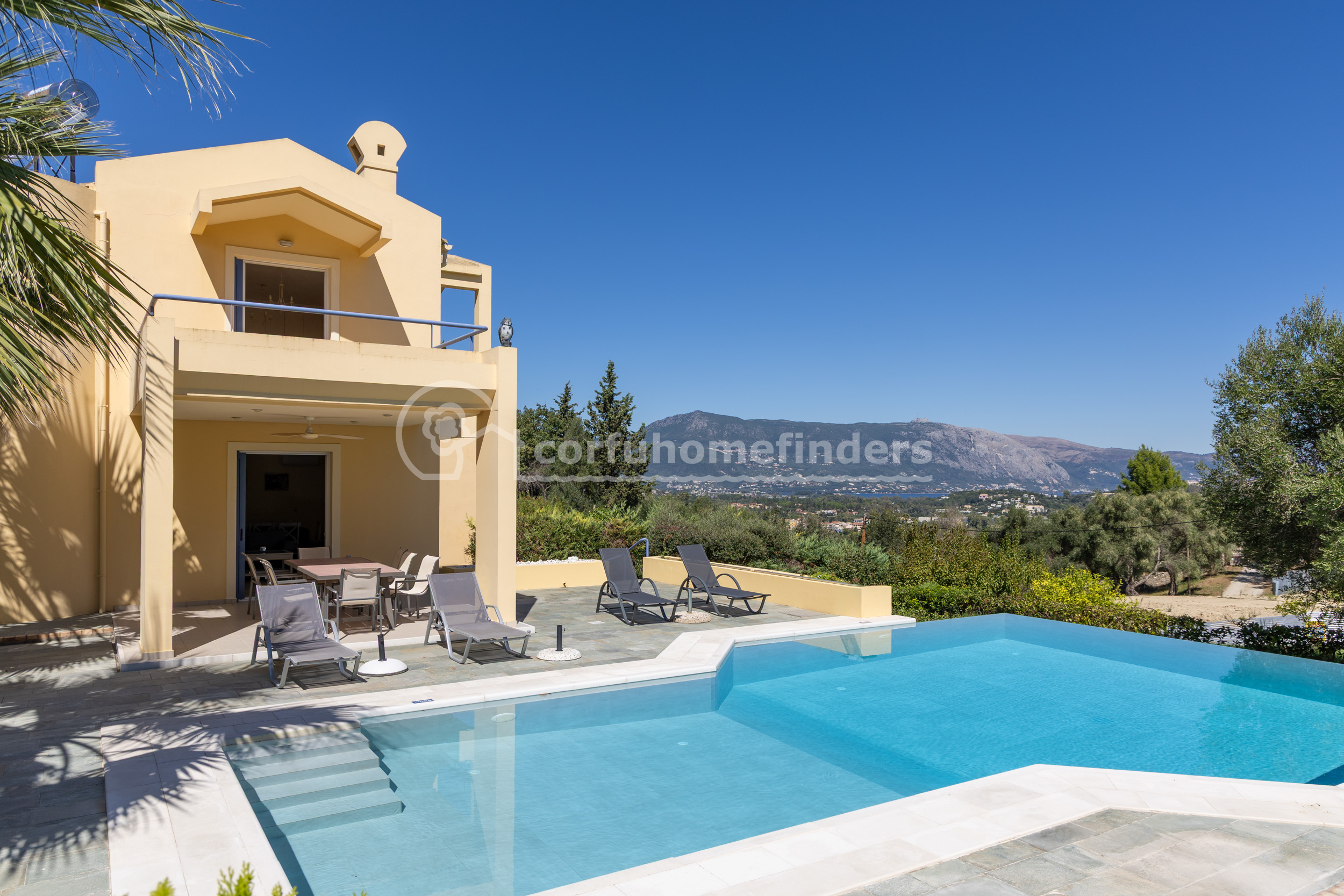 Listing photograph 4 of 23 of the house in Gouvia, published by Corfu Home Finders.