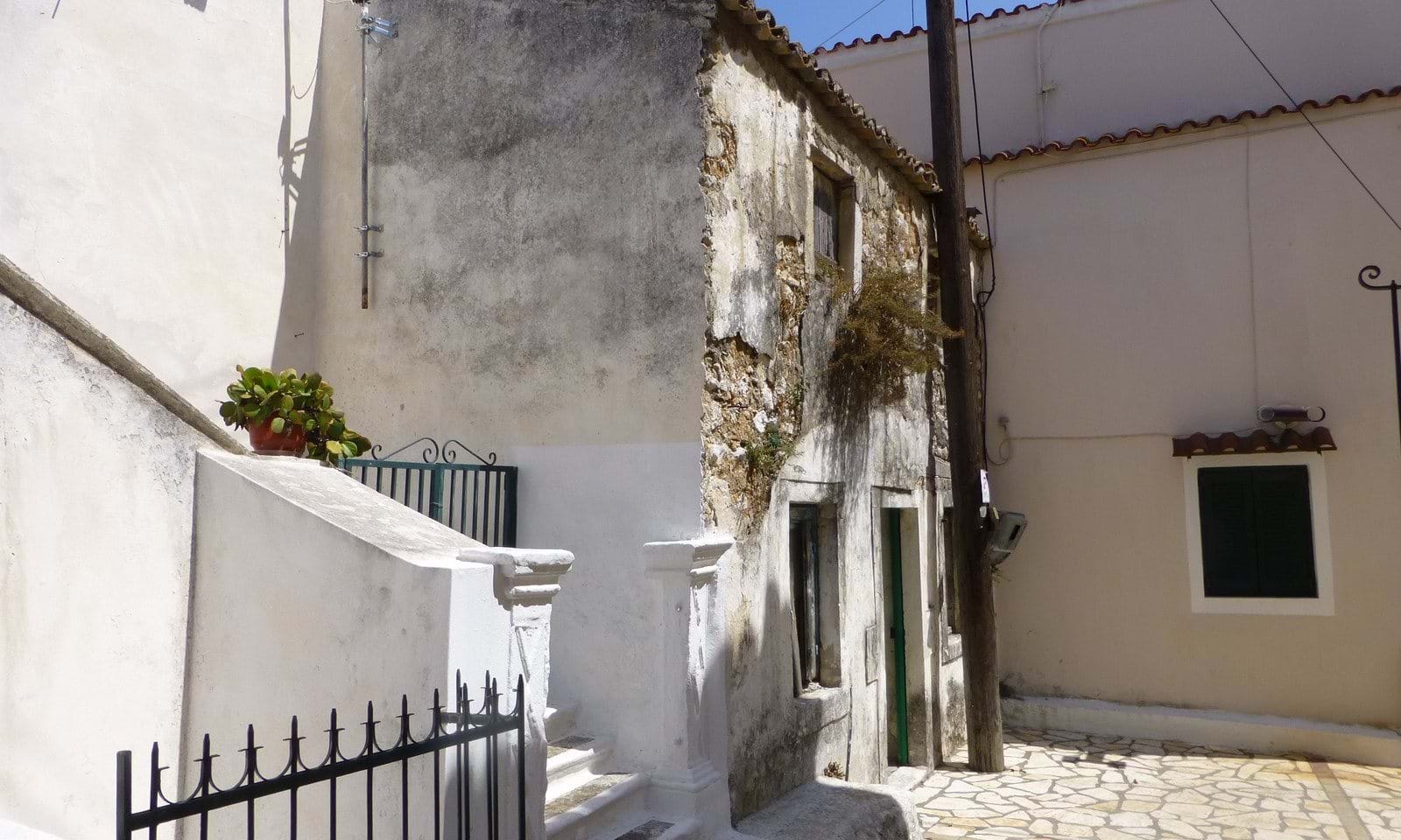 Listing photograph 4 of 6 of the house in Lakones, published by Corfu Home Finders.