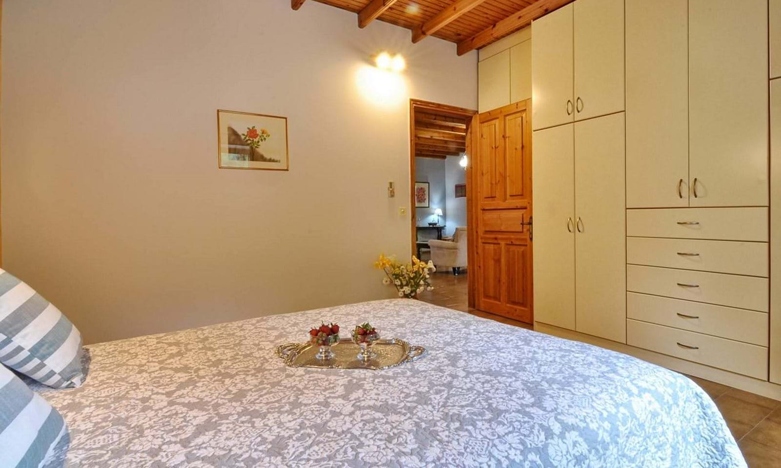 Listing photograph 3 of 19 of the house in Dassia, published by Corfu Home Finders.