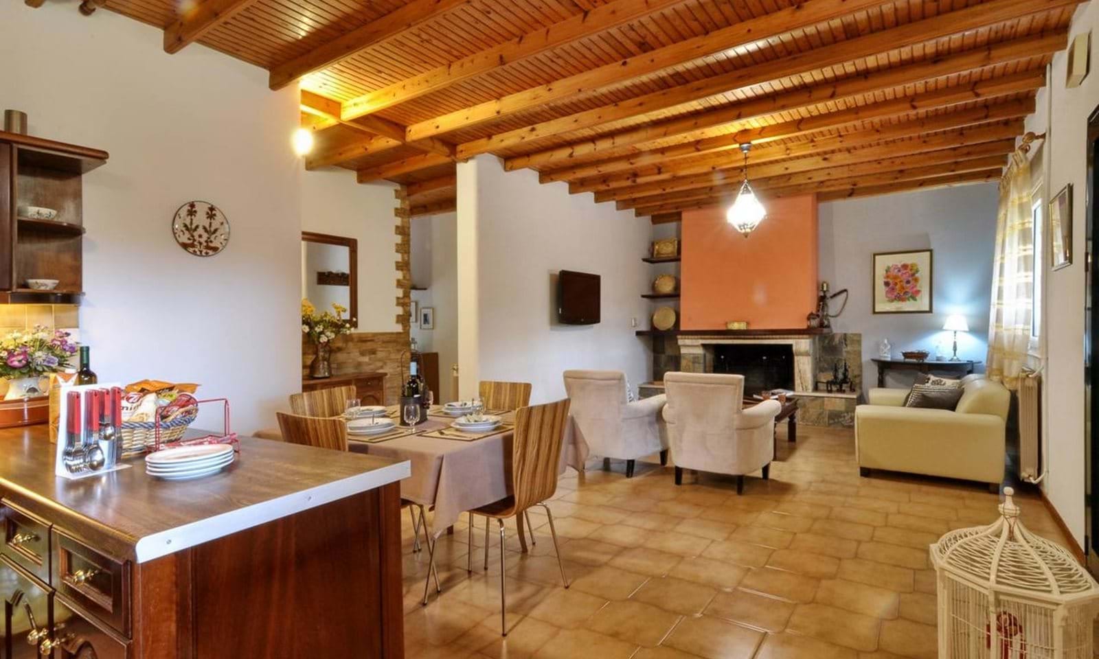 Listing photograph 9 of 19 of the house in Dassia, published by Corfu Home Finders.