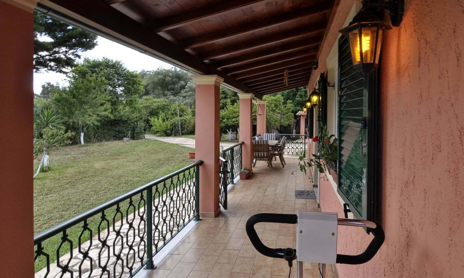 Listing photograph 18 of 19 of the house in Dassia, published by Corfu Home Finders.