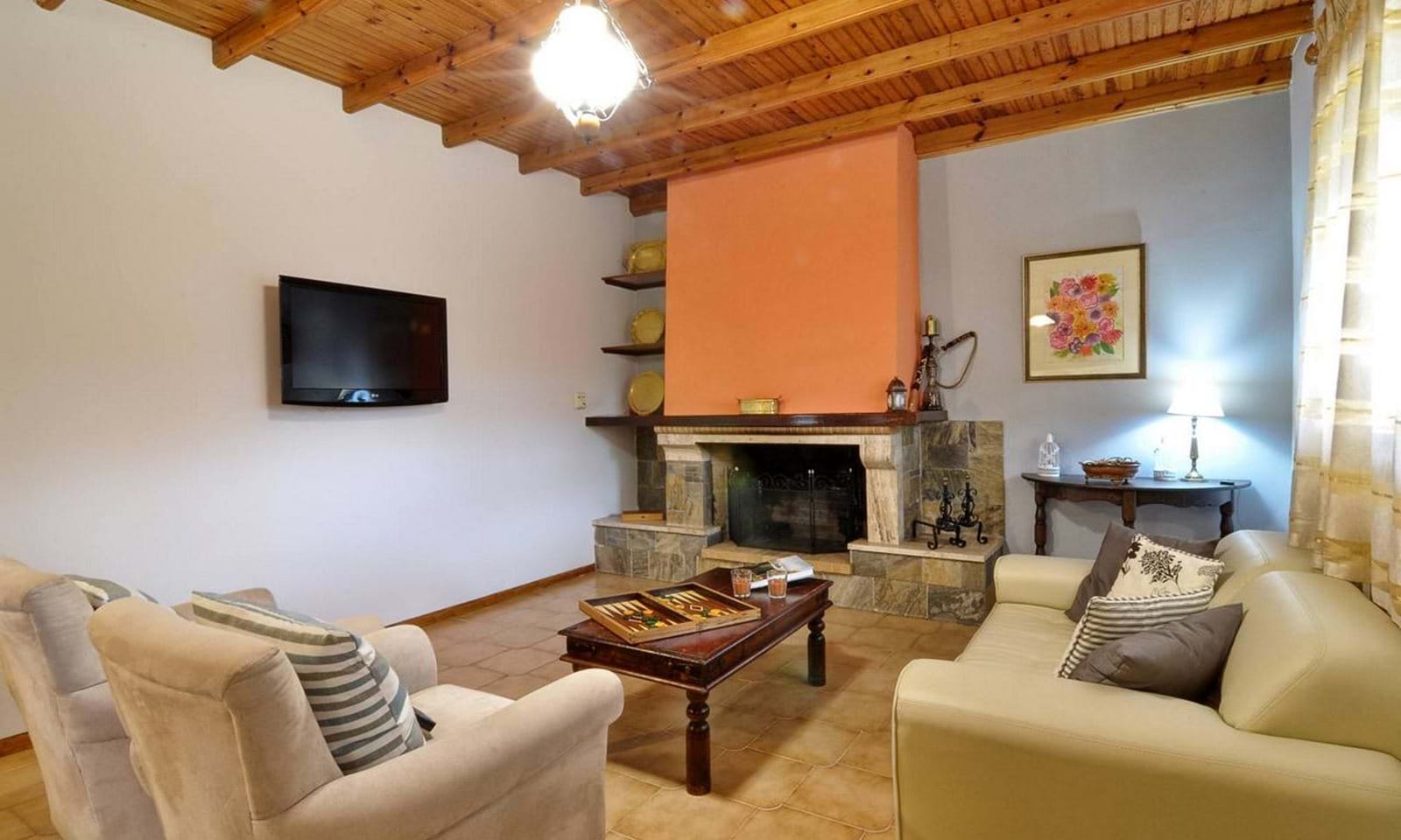 Listing photograph 10 of 19 of the house in Dassia, published by Corfu Home Finders.