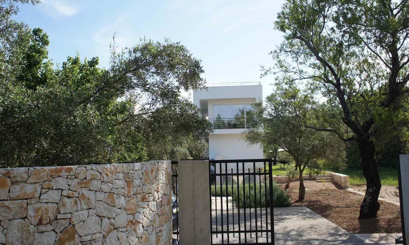 Listing photograph 18 of 21 of the house in Loutses, published by Corfu Home Finders.