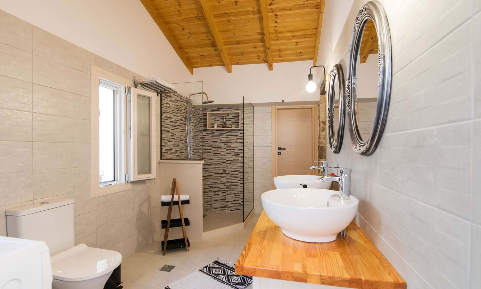 Listing photograph 18 of 22 of the house in Ano Korakiana, published by Corfu Home Finders.