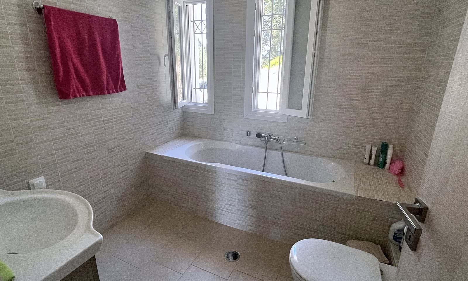 Listing photograph 11 of 13 of the house in Gouvia, published by Corfu Home Finders.
