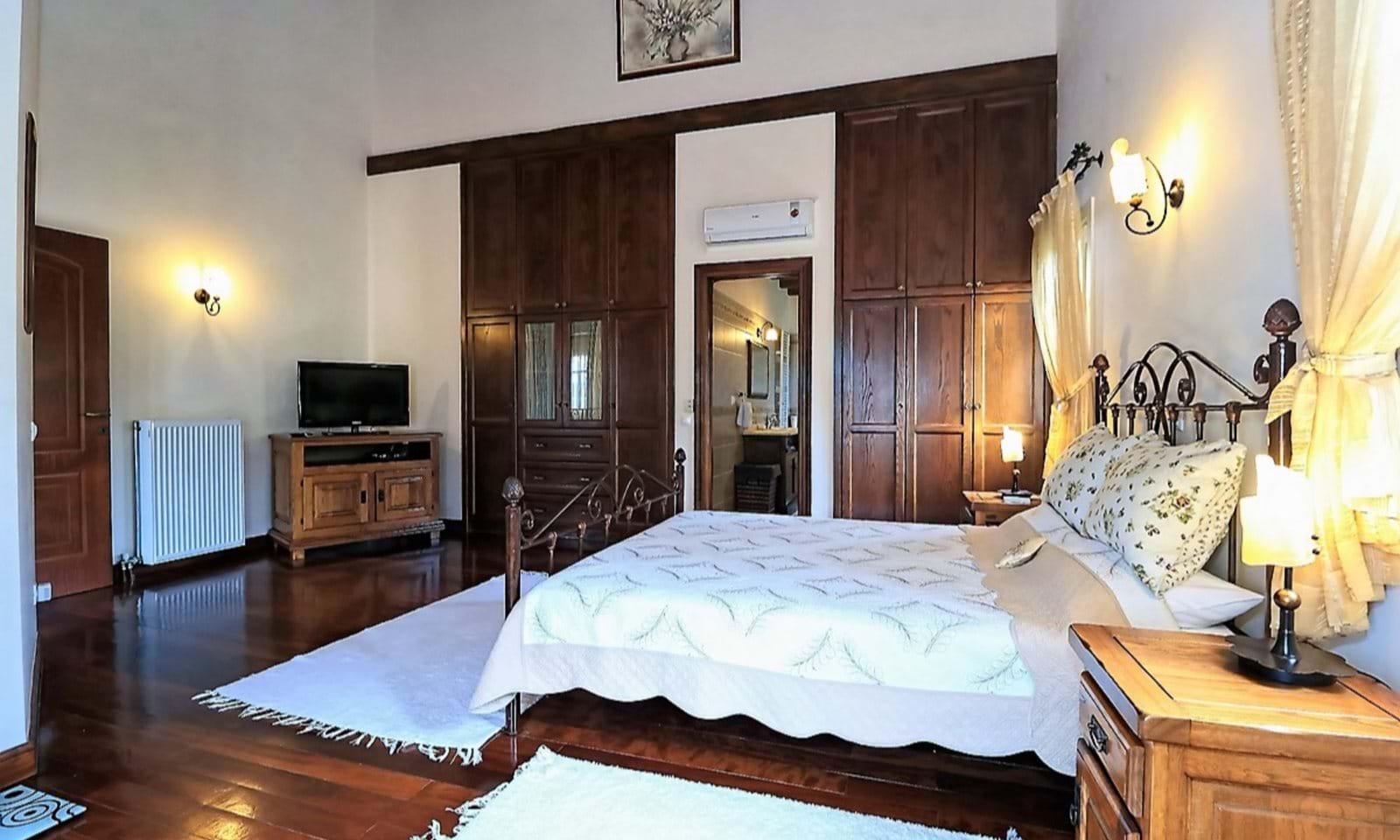 Listing photograph 11 of 17 of the house in Kassiopi, published by Corfu Home Finders.