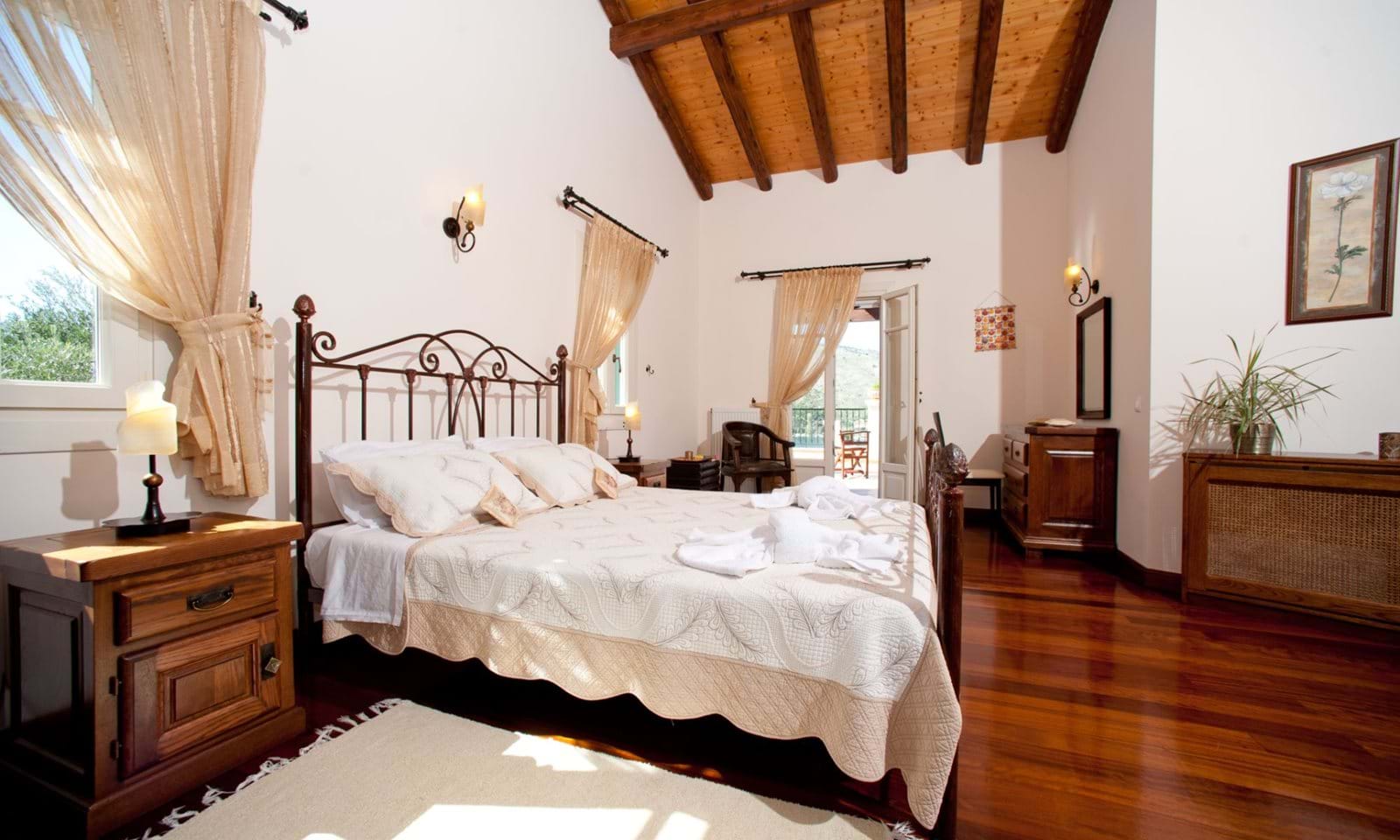 Listing photograph 9 of 17 of the house in Kassiopi, published by Corfu Home Finders.