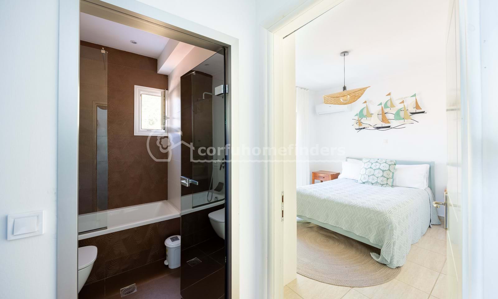 Listing photograph 9 of 13 of the apartment in Barbati, published by Corfu Home Finders.