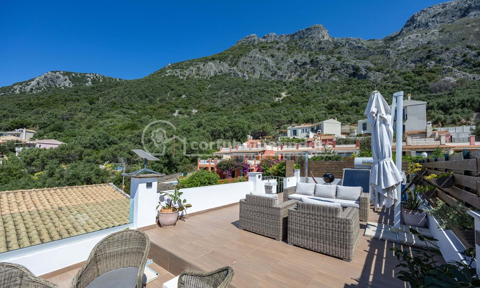 Listing photograph 2 of 13 of the apartment in Barbati, published by Corfu Home Finders.