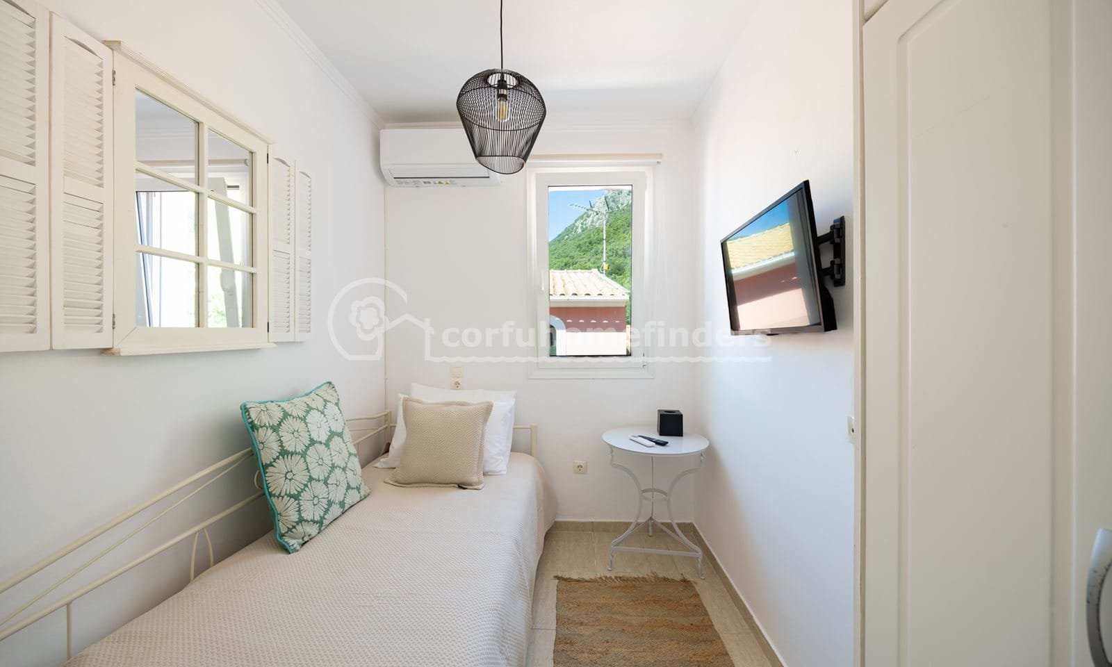 Listing photograph 8 of 13 of the apartment in Barbati, published by Corfu Home Finders.