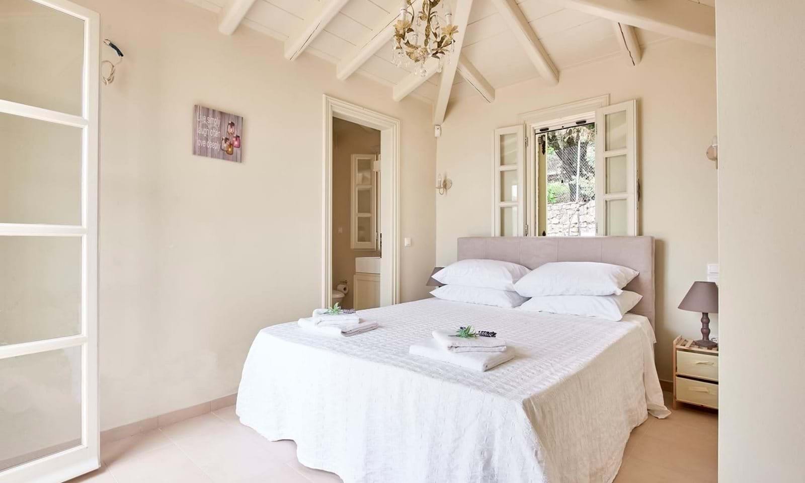 Listing photograph 7 of 14 of the house in Kassiopi, published by Corfu Home Finders.