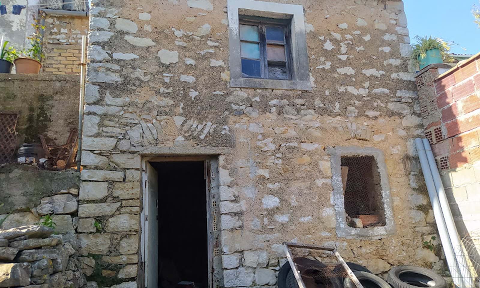 Listing photograph 15 of 19 of the house in Perithia, published by Corfu Home Finders.