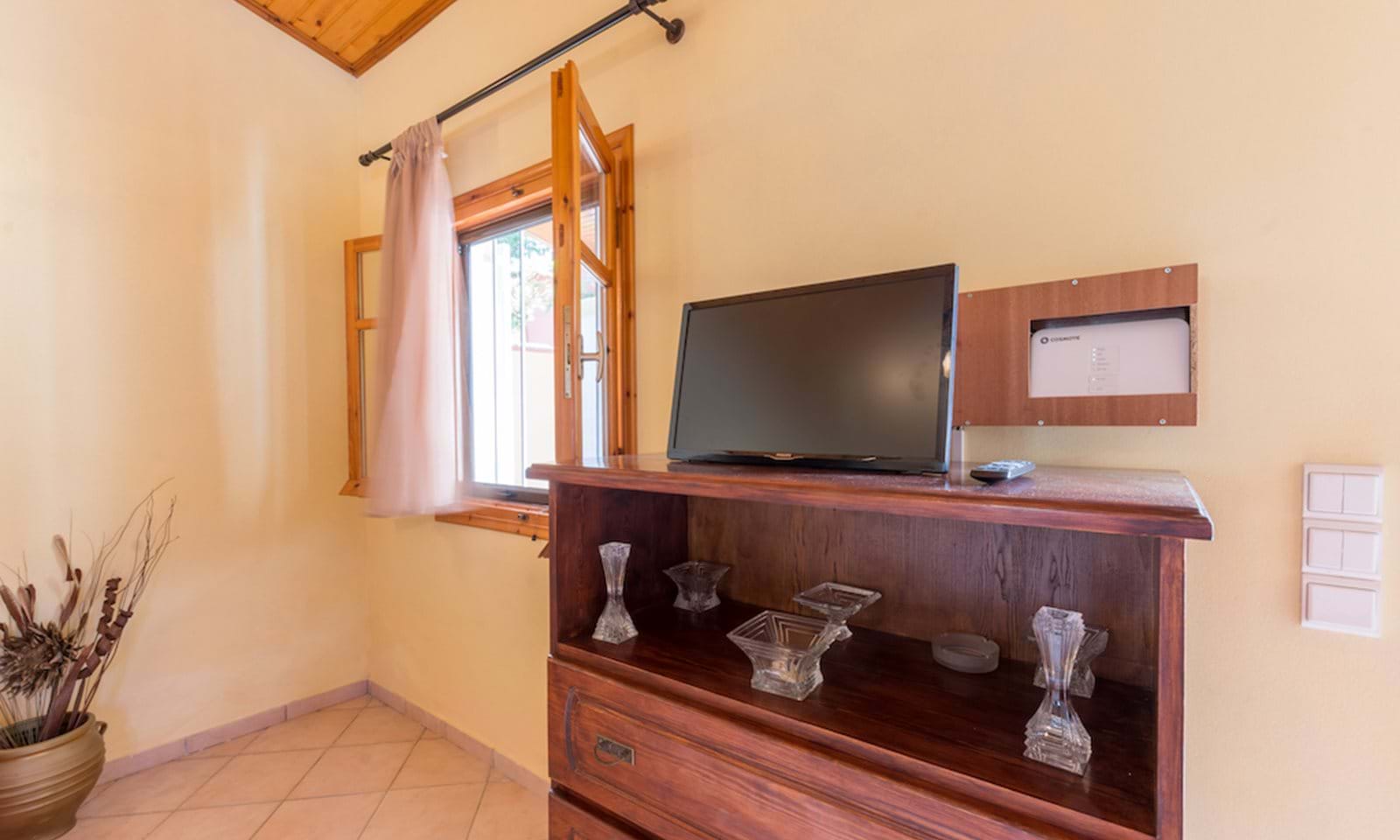 Listing photograph 7 of 11 of the apartment in Paramonas, published by Corfu Home Finders.