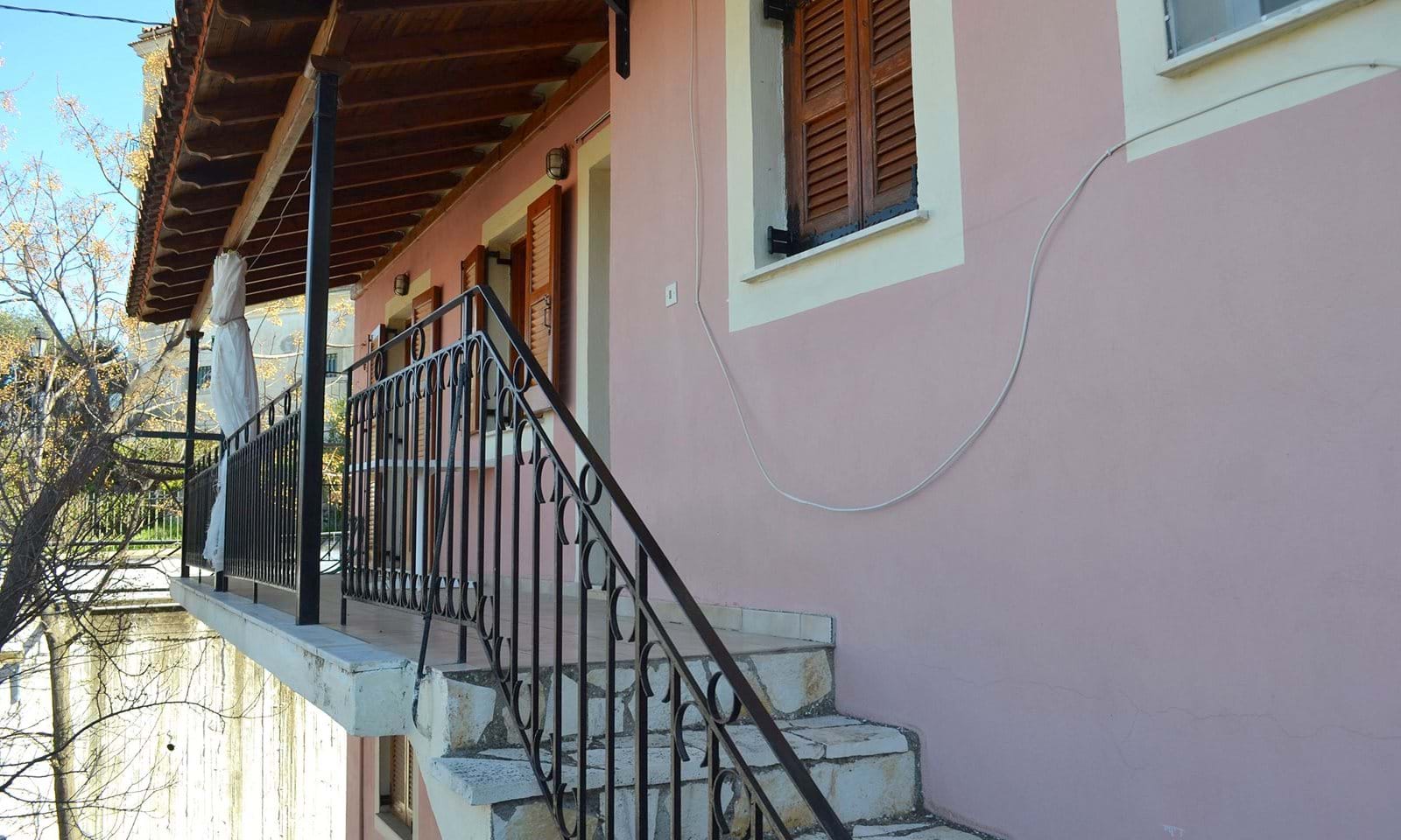 Listing photograph 3 of 13 of the apartment in Episkepsi, published by Corfu Home Finders.