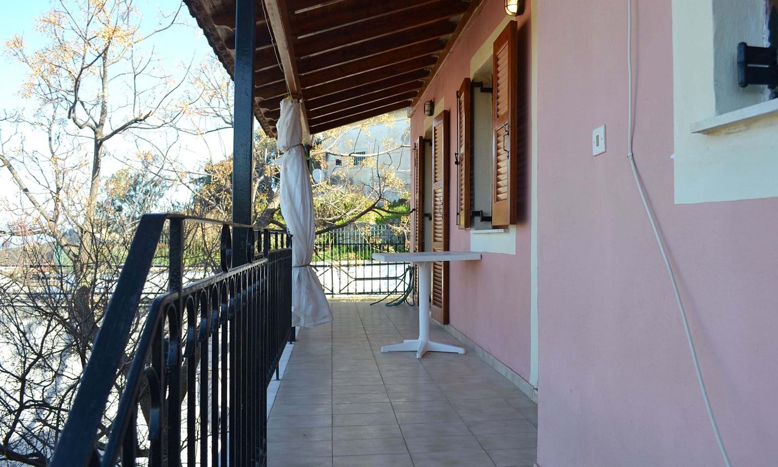 Listing photograph 4 of 13 of the apartment in Episkepsi, published by Corfu Home Finders.