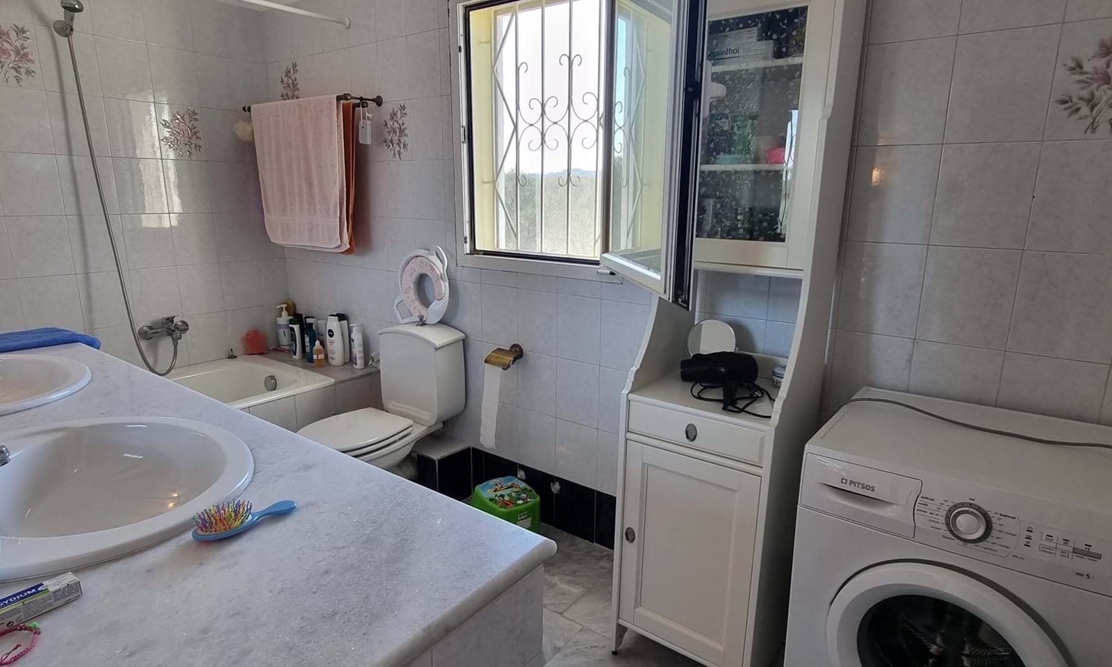Listing photograph 9 of 11 of the house in Lefkimmi, published by Corfu Home Finders.