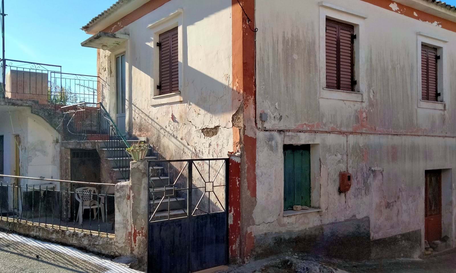 Listing photograph 2 of 9 of the house in Gardelades, published by Corfu Home Finders.