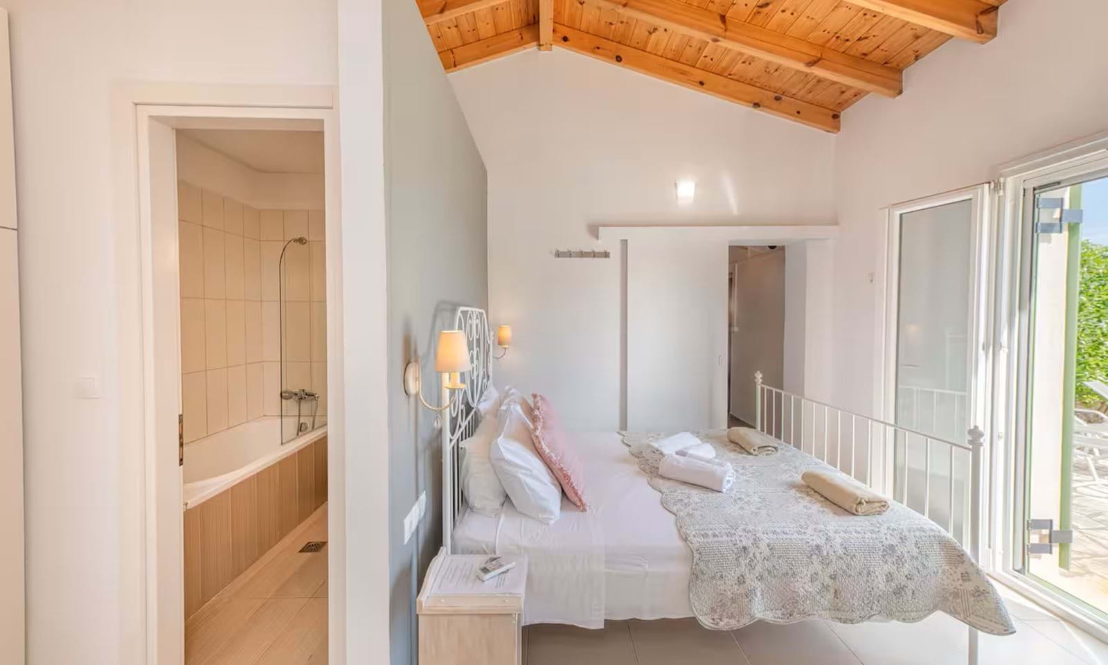 Listing photograph 12 of 20 of the house in Kassiopi, published by Corfu Home Finders.
