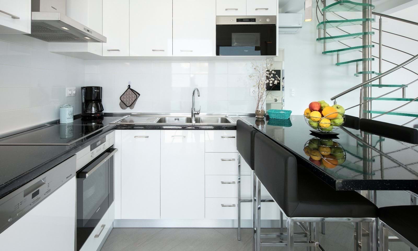 Listing photograph 4 of 16 of the house in Ipsos, published by Corfu Home Finders.