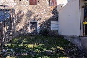 OLD STONE HOUSE, Loutses
