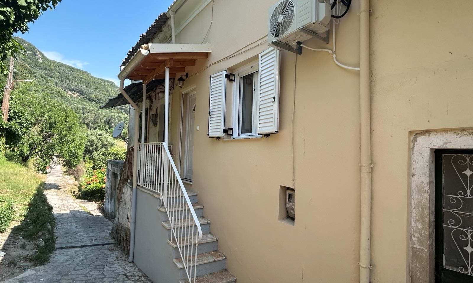 Listing photograph 2 of 14 of the house in Doukades, published by Corfu Home Finders.