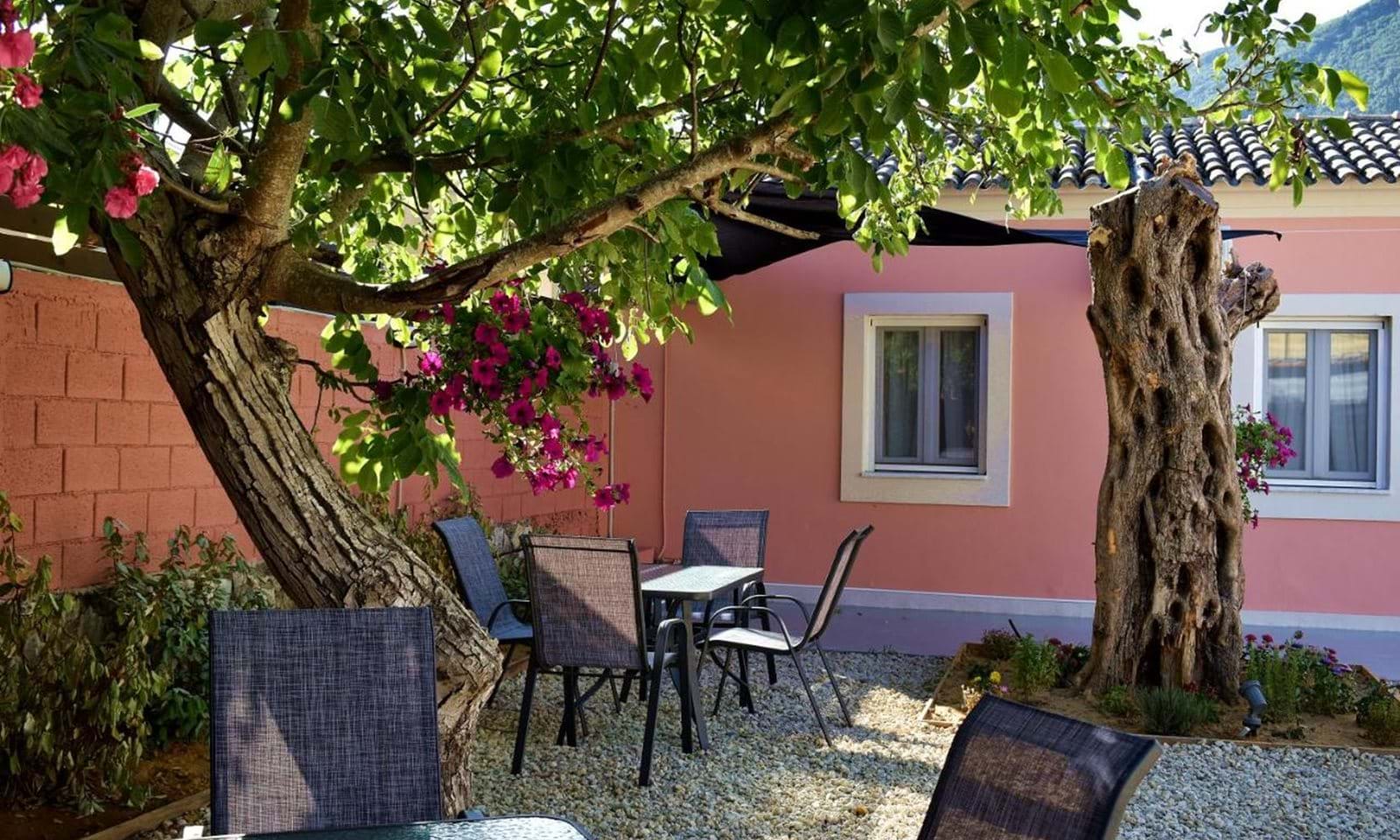 Listing photograph 2 of 18 of the apartment in Ipsos, published by Corfu Home Finders.