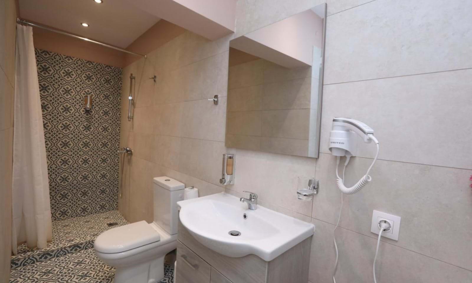 Listing photograph 13 of 18 of the apartment in Ipsos, published by Corfu Home Finders.