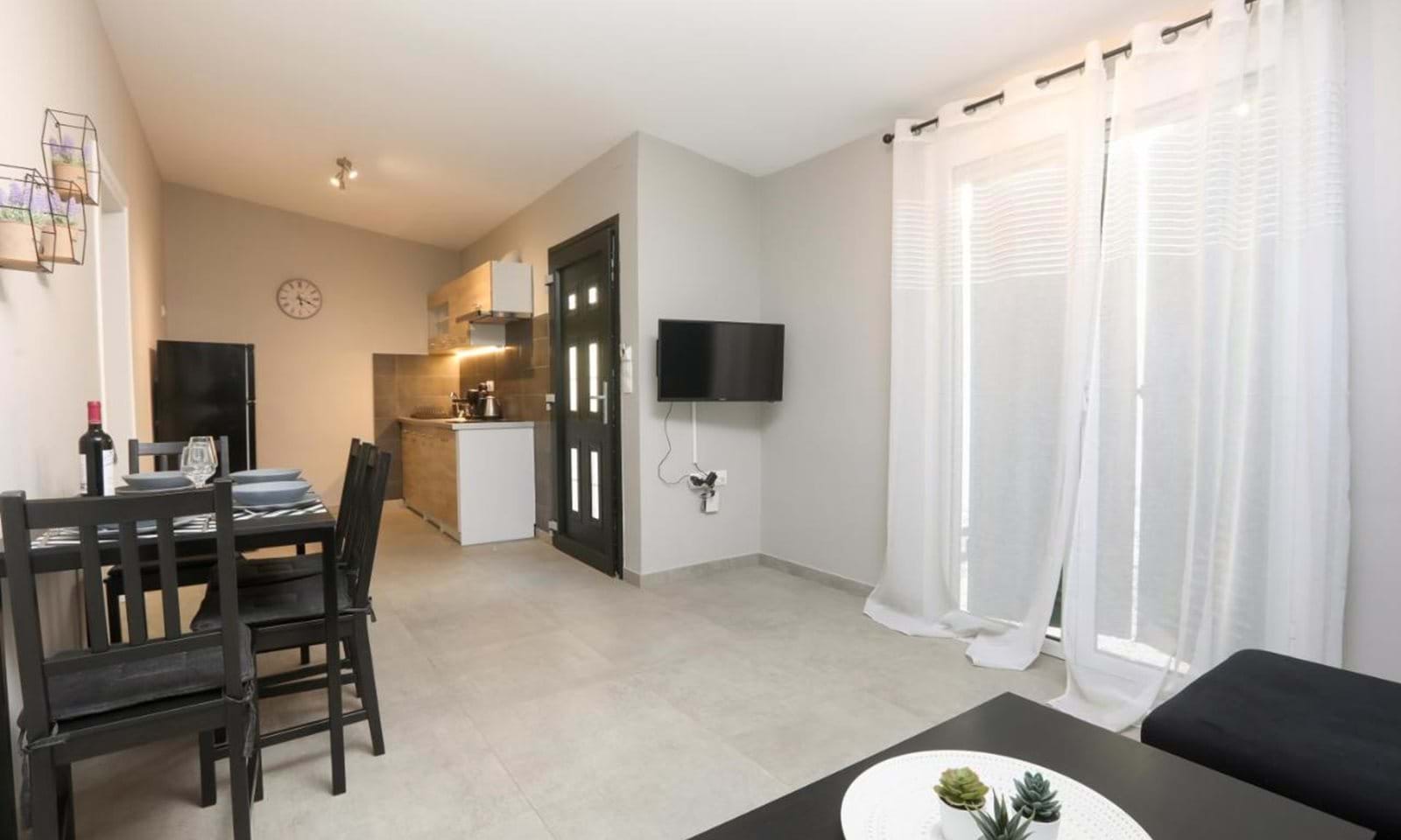 Listing photograph 9 of 18 of the apartment in Ipsos, published by Corfu Home Finders.