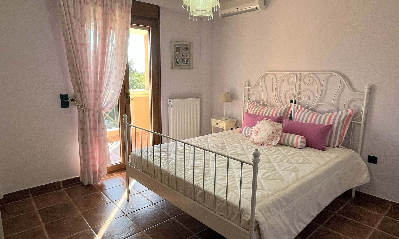 Listing photograph 11 of 18 of the house in Dassia, published by Corfu Home Finders.