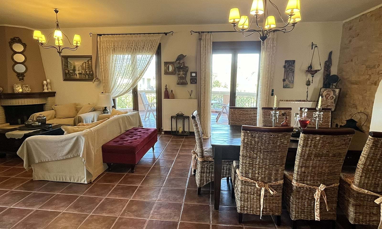 Listing photograph 4 of 18 of the house in Dassia, published by Corfu Home Finders.