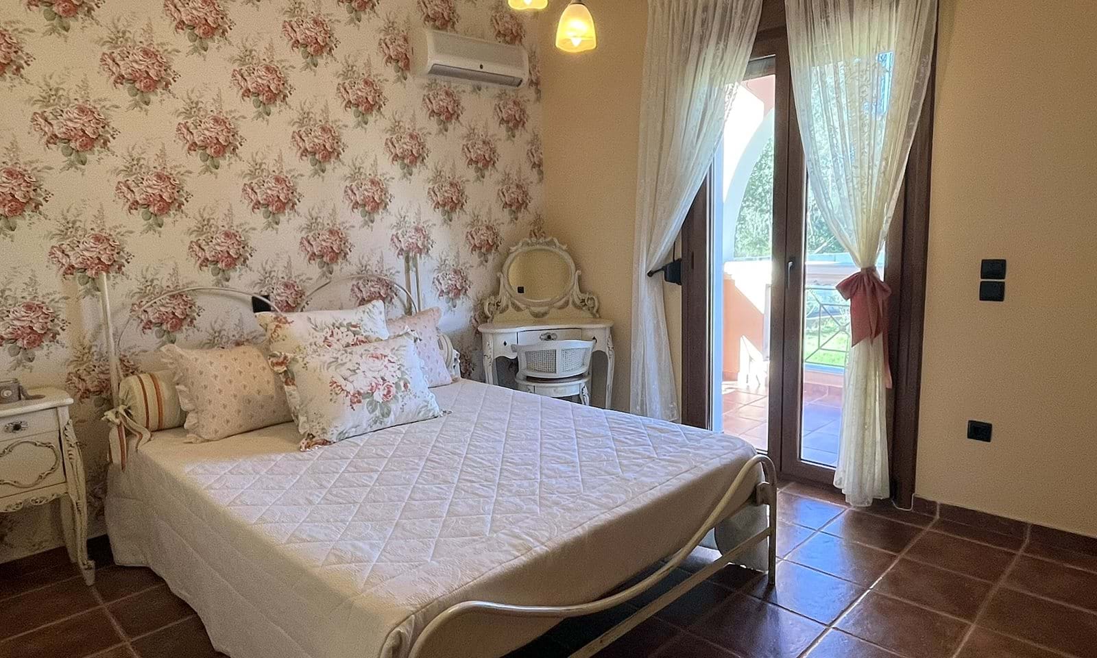 Listing photograph 14 of 18 of the house in Dassia, published by Corfu Home Finders.
