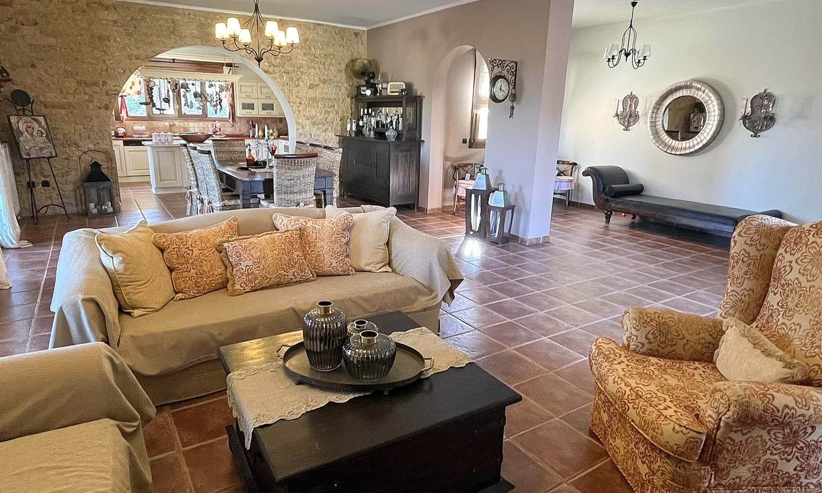 Listing photograph 3 of 18 of the house in Dassia, published by Corfu Home Finders.