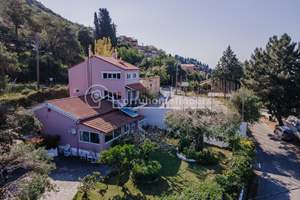 BLACK CHERRY HOUSE, Ano Garouna, Corfu