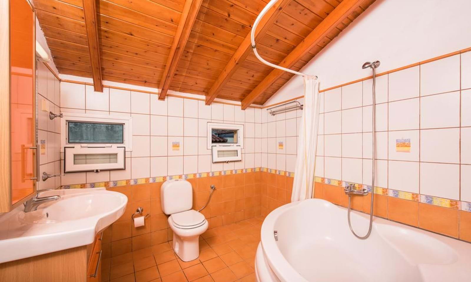 Listing photograph 11 of 17 of the commercial in Benitses, published by Corfu Home Finders.