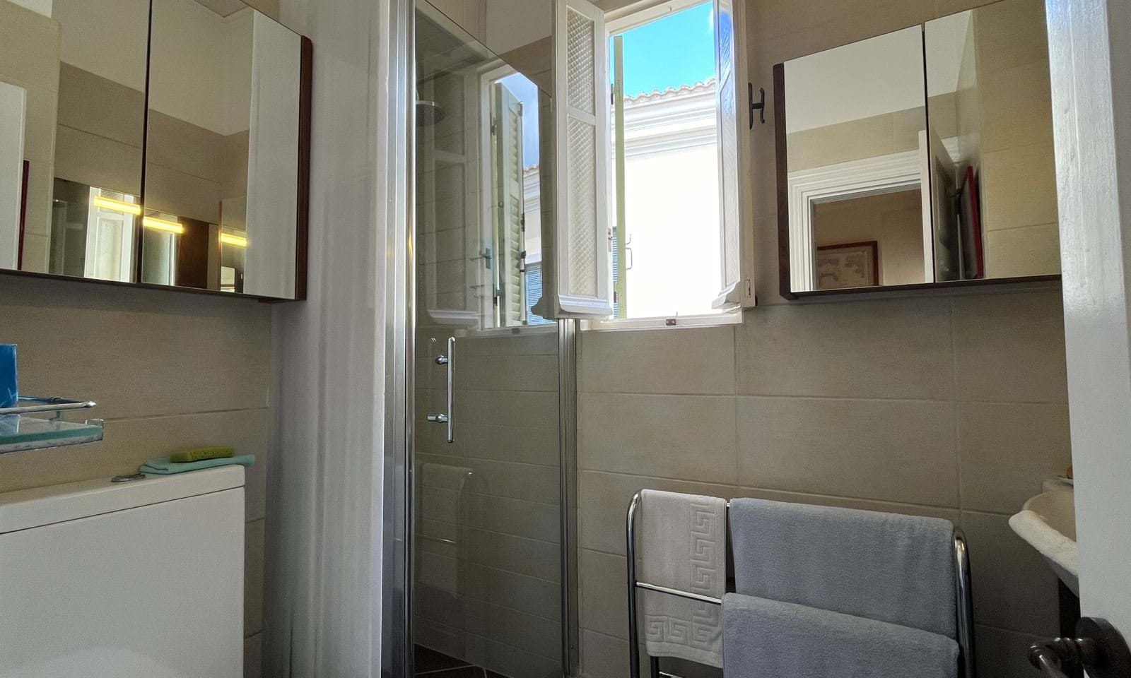 Listing photograph 14 of 16 of the apartment in Corfu Town, published by Corfu Home Finders.