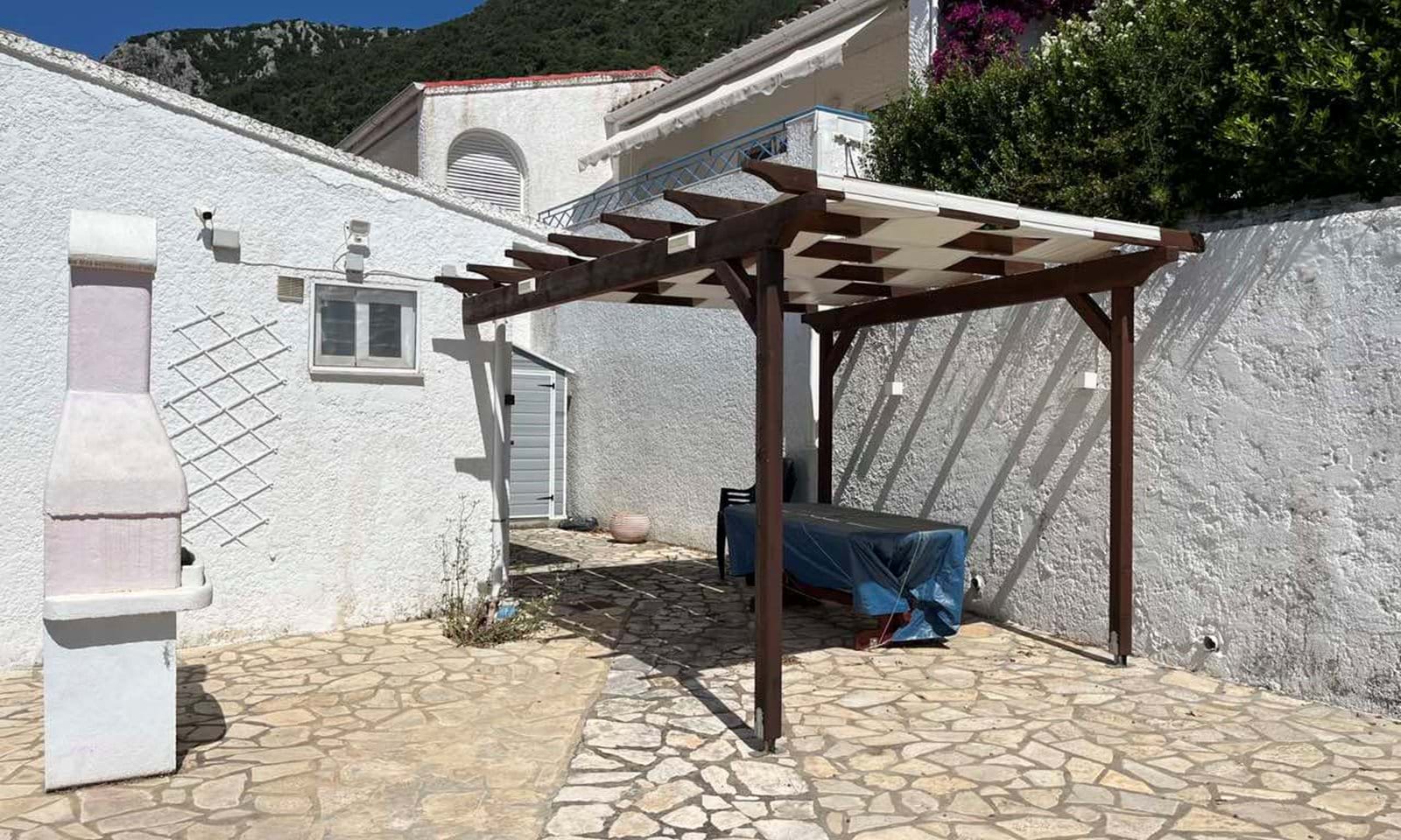 Listing photograph 2 of 9 of the apartment in Barbati, published by Corfu Home Finders.