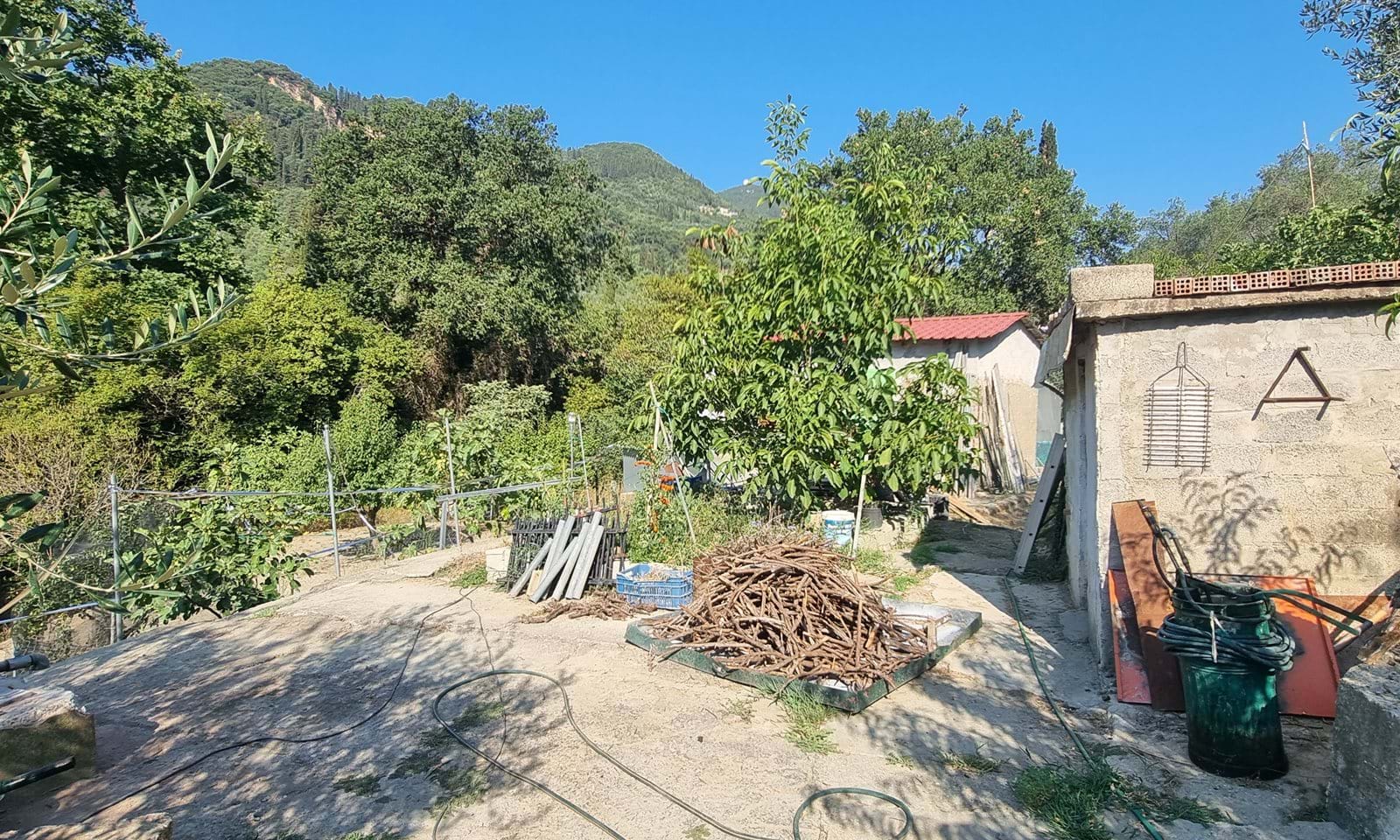Listing photograph 21 of 23 of the house in Benitses, published by Corfu Home Finders.