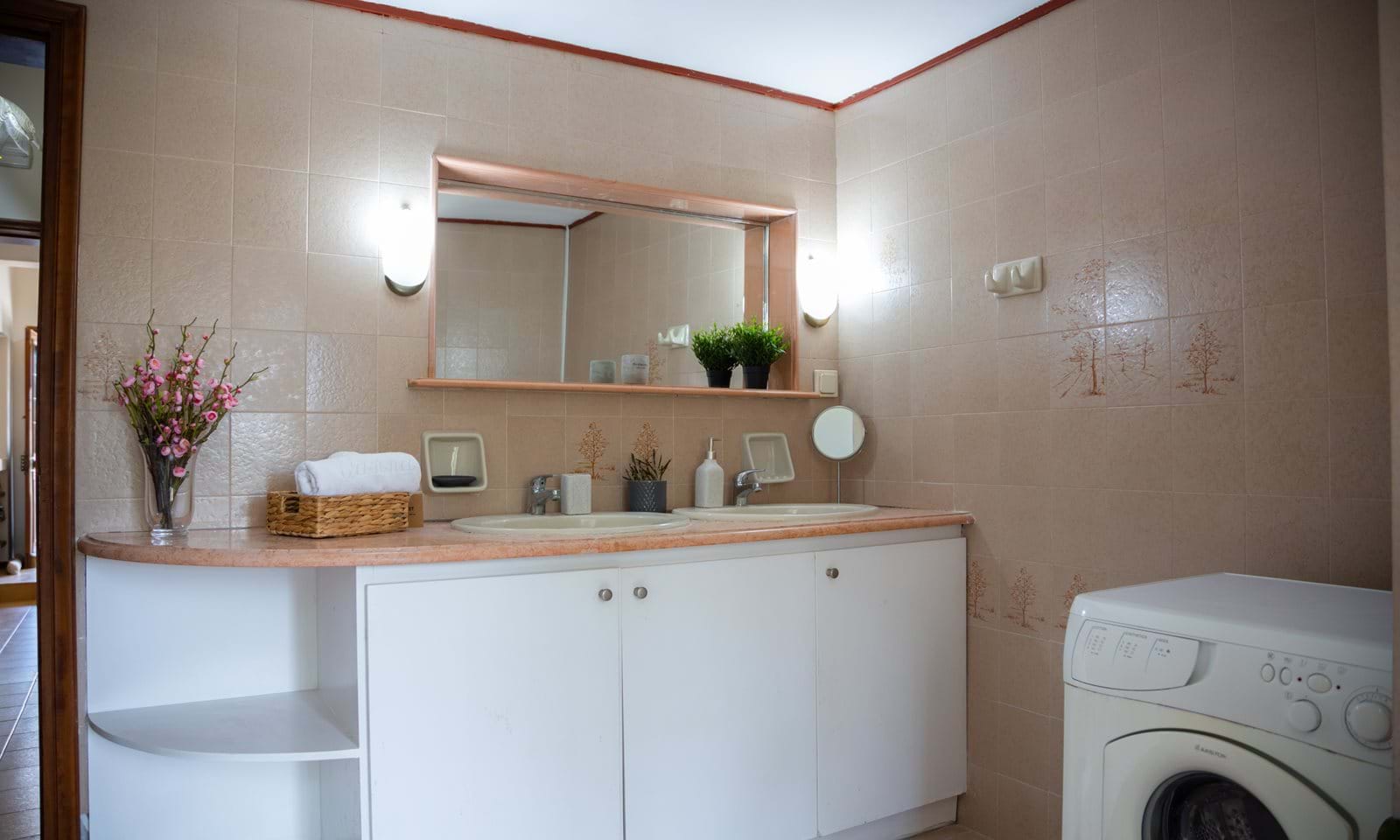 Listing photograph 16 of 19 of the house in Kompitsi, published by Corfu Home Finders.