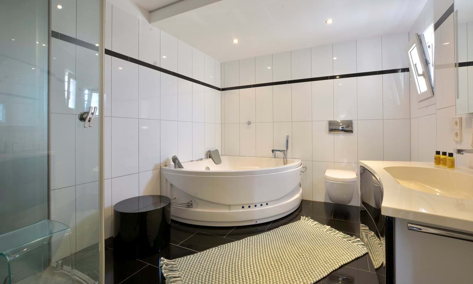 Listing photograph 38 of 44 of the house in Gouvia, published by Corfu Home Finders.