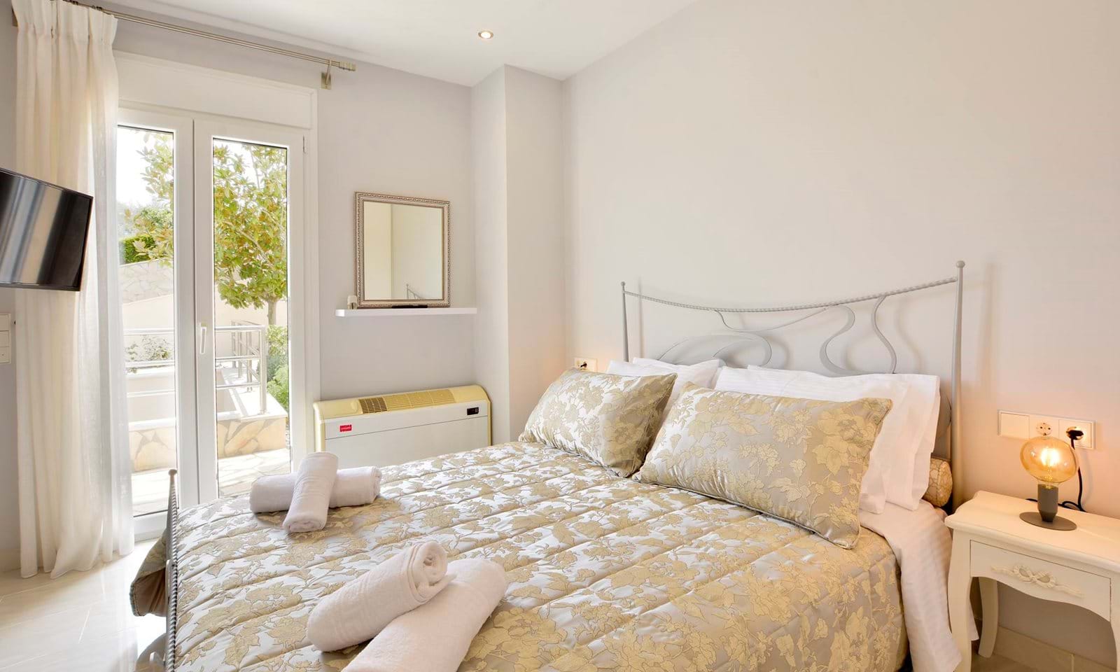 Listing photograph 14 of 44 of the house in Gouvia, published by Corfu Home Finders.