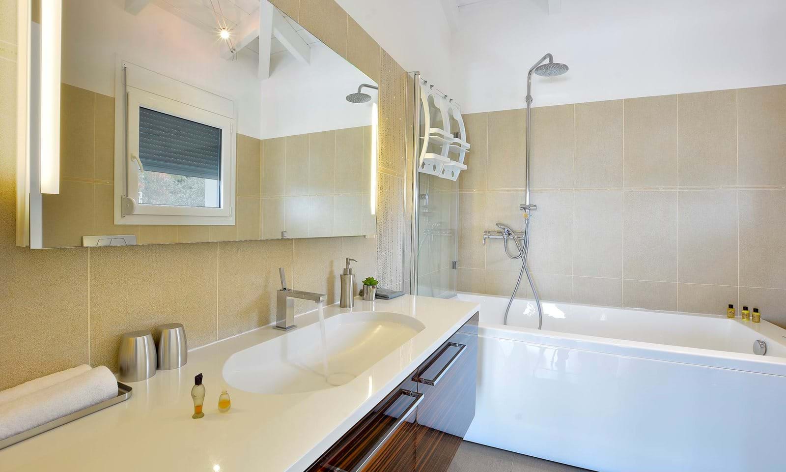 Listing photograph 36 of 44 of the house in Gouvia, published by Corfu Home Finders.