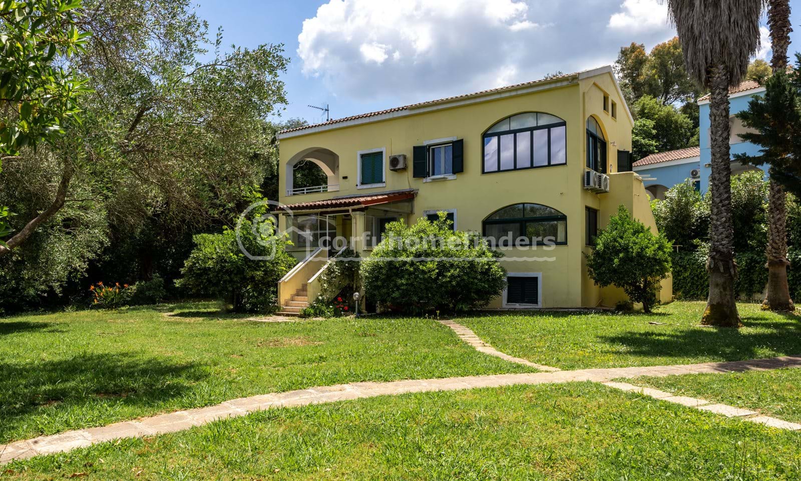 Listing photograph 2 of 18 of the apartment in Gouvia, published by Corfu Home Finders.