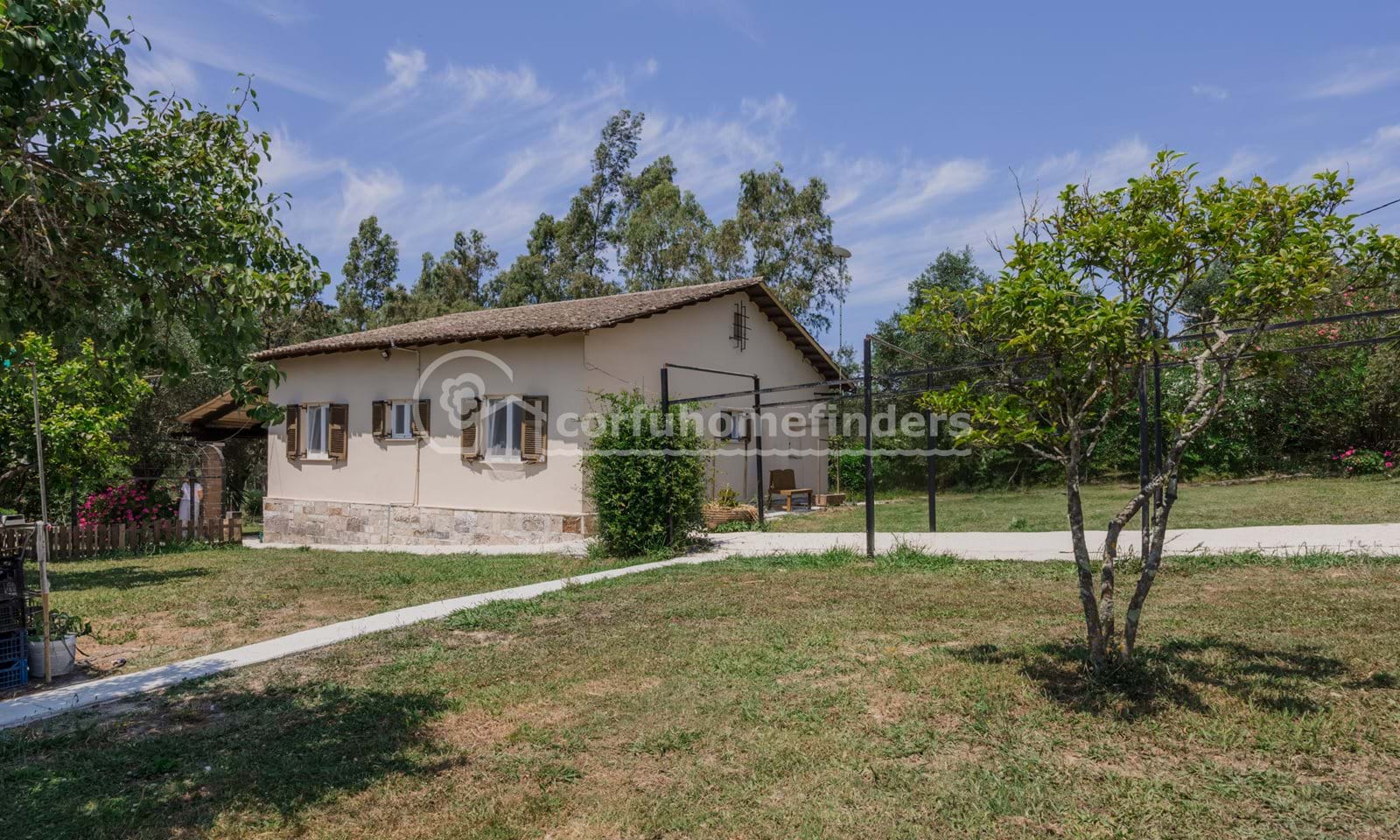 Listing photograph 2 of 15 of the house in Agios Ioannis, published by Corfu Home Finders.