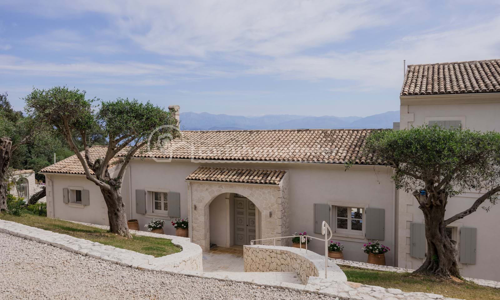 Listing photograph 7 of 31 of the house in Kassiopi, published by Corfu Home Finders.