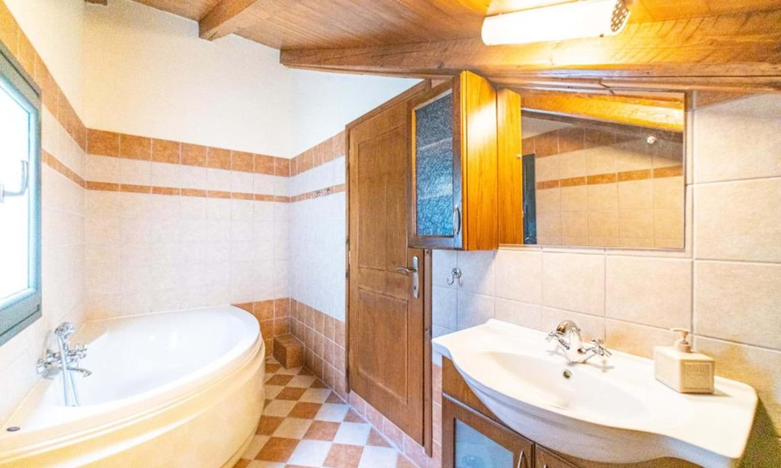Listing photograph 13 of 19 of the house in Paramonas, published by Corfu Home Finders.