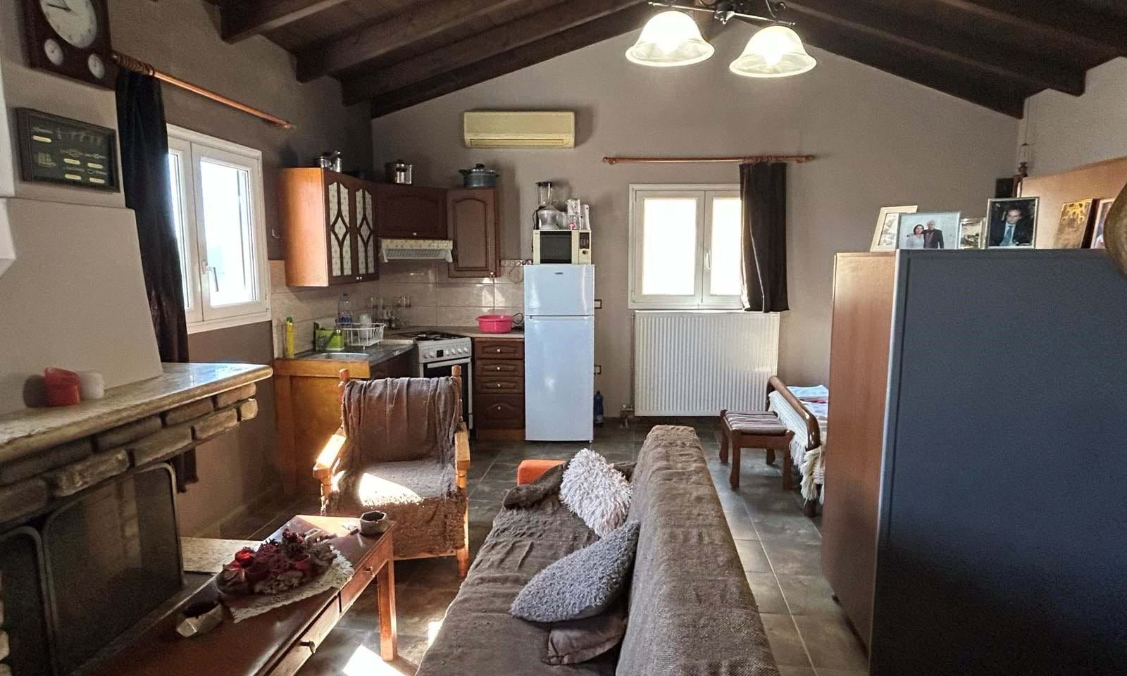 Listing photograph 4 of 10 of the house in Dassia, published by Corfu Home Finders.